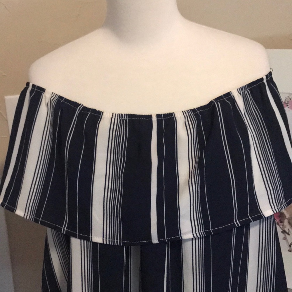 Super cute off shoulder blouse. 💯🌈🦋